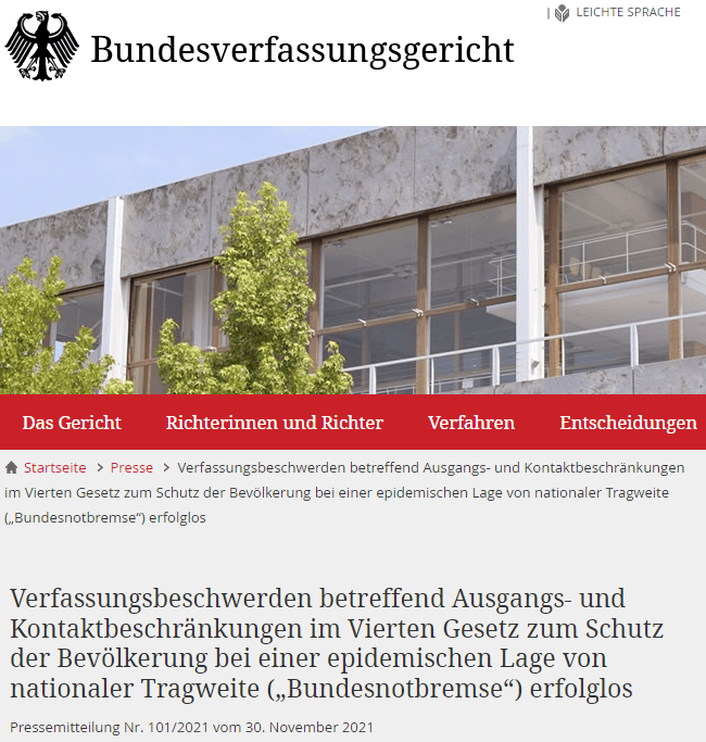 Sachverhalt:

Das am 23. April 2021 in Kraft getretene Vierte Gesetz zum Schutz der Bevölkerung bei einer epidemischen Lage von nationaler Tragweite vom 22. April 2021 enthielt ein Bündel von Maßnahmen zur Eindämmung der Pandemie, die in das Gesetz zur Verhütung und Bekämpfung von Infektionskrankheiten beim Menschen (IfSG) eingefügt wurden. Die hier angegriffenen Maßnahmen waren an eine Sieben-Tage-Inzidenz von 100 gekoppelt (§ 28b Abs. 1 IfSG). Überschritt also in einem Landkreis oder einer kreisfreien Stadt an drei aufeinander folgenden Tagen die Anzahl der Neuinfektionen mit dem Coronavirus SARS-CoV-2 je 100.000 Einwohner innerhalb von sieben Tagen (Sieben-Tage-Inzidenz) den Schwellenwert von 100, so galten dort ab dem übernächsten Tag die in § 28b IfSG („Bundesnotbremse“) normierten Maßnahmen. Sank in einem Landkreis oder einer kreisfreien Stadt die Sieben-Tage-Inzidenz unter den Wert von 100 Neuinfektionen pro 100.000 Einwohner an fünf aufeinander folgenden Werktagen, so trat die „Notbremse“ dort ab dem übernächsten Tag außer Kraft (§ 28b Abs. 2 IfSG). Die angegriffenen Vorschriften galten nach § 28b Abs. 10 Satz 1 IfSG längstens bis zum Ablauf des 30. Juni 2021.

§ 28b Abs. 1 Satz 1 Nr. 1 IfSG regelte Kontaktbeschränkungen. Private Zusammenkünfte im öffentlichen oder privaten Raum waren danach nur gestattet, wenn an ihnen höchstens die Angehörigen eines Haushalts und eine weitere Person einschließlich der zu ihrem Haushalt gehörenden Kinder bis zur Vollendung des 14. Lebensjahres teilnahmen. Die Regelung nahm davon Zusammenkünfte aus, die ausschließlich zwischen den Angehörigen desselben Haushalts, ausschließlich zwischen Ehe- oder Lebenspartnerinnen und -partnern oder ausschließlich in Wahrnehmung eines Sorge- oder Umgangsrechts oder im Rahmen von Veranstaltungen bis 30 Personen bei Todesfällen stattfanden. § 28b Abs. 1 Satz 1 Nr. 2 IfSG regelte Ausgangsbeschränkungen. Danach war der Aufenthalt von Personen außerhalb einer Wohnung oder einer Unterkunft von 22 Uhr bis 5 Uhr des Folgetages untersagt. Die Regelung enthielt verschiedene Ausnahmetatbestände. Ausgenommen waren beispielsweise Aufenthalte zwischen 22 und 24 Uhr, die der im Freien stattfindenden allein ausgeübten körperlichen Bewegung dienten, sowie Aufenthalte, die der Abwendung eines medizinischen oder veterinärmedizinischen Notfalls, der Berufsausübung, der Wahrnehmung des Sorge- oder Umgangsrechts oder ähnlich gewichtigen Zwecken dienten. Außerdem hat die Bundesregierung am 8. Mai 2021 auf der Grundlage der hierfür erteilten Ermächtigung des § 28c IfSG mit der Zustimmung des Deutschen Bundestags und des Bundesrats die Verordnung zur Regelung von Erleichterungen und Ausnahmen von Schutzmaßnahmen zur Verhinderung der Verbreitung von COVID-19 erlassen. Diese nahm geimpfte und genesene Personen insbesondere von der Beschränkung privater Treffen, des Aufenthalts im Freien und beim Sport aus.

Der Senat hat auf der Grundlage von § 27a BVerfGG zahlreichen wissenschaftlichen Fachgesellschaften aus verschiedenen Bereichen als sachkundigen Dritten Gelegenheit gegeben, zu mehreren Fragenkomplexen Stellung zu nehmen.

Wesentliche Erwägungen des Senats:

Soweit die Verfassungsbeschwerden zulässig erhoben worden sind, haben sie in der Sache keinen Erfolg. Die in § 28b Abs. 1 Satz 1 Nr. 1 IfSG angeordneten Kontaktbeschränkungen und deren Bußgeldbewehrung und die Ausgangsbeschränkungen nach § 28b Abs. 1 Satz 1 Nr. 2 IfSG und der damit korrespondierende Ordnungswidrigkeitentatbestand verletzten die Beschwerdeführenden nicht in ihren Grundrechten.

I. Die in § 28b Abs. 1 Satz 1 Nr. 1 IfSG angeordneten Kontaktbeschränkungen griffen sowohl in das Familiengrundrecht und die Ehegestaltungsfreiheit aus Art. 6 Abs. 1 GG als auch in das Recht auf freie Entfaltung der Persönlichkeit (Art. 2 Abs. 1 GG) ein. Die Eingriffe waren jedoch formell sowie materiell verfassungsgemäß und damit verfassungsrechtlich gerechtfertigt.

1. Das Ehe- und das Familiengrundrecht aus Art. 6 Abs. 1 GG gewährleisten ein Recht, sich mit seinen Angehörigen beziehungsweise seinem Ehepartner in frei gewählter Weise und Häufigkeit zusammenzufinden und die familiären Beziehungen zu pflegen. Vom Familiengrundrecht erfasst sind die tatsächliche Lebens- und Erziehungsgemeinschaft der Kinder und ihrer Eltern, unabhängig davon, ob diese miteinander verheiratet sind, wie auch weitere spezifisch familiäre Bindungen, wie sie zwischen erwachsenen Familienmitgliedern und zwischen nahen Verwandten auch über mehrere Generationen hinweg bestehen können. Das Grundrecht auf freie Entfaltung der Persönlichkeit (Art. 2 Abs. 1 GG) schützt familienähnlich intensive Bindungen auch jenseits des Schutzes von Ehe und Familie. In seiner Ausprägung als allgemeines Persönlichkeitsrecht schützt es außerdem davor, dass sämtliche Zusammenkünfte mit anderen Menschen unterbunden werden und die einzelne Person zu Einsamkeit gezwungen wird; anderen Menschen überhaupt begegnen zu können, ist für die Persönlichkeitsentfaltung von konstituierender Bedeutung. In seiner Ausprägung als umfassende allgemeine Handlungsfreiheit schützt das Grundrecht schließlich auch die Freiheit, mit beliebigen anderen Menschen zusammenzutreffen. Die in § 28b Abs. 1 Satz 1 Nr. 1 IfSG angeordneten Kontaktbeschränkungen griffen in diese Grundrechte ein.

2. Diese Grundrechtseingriffe waren formell verfassungsgemäß. Dem Bund stand dafür die konkurrierende Gesetzgebungszuständigkeit nach Art. 74 Abs. 1 Nr. 19 GG als Maßnahmen gegen übertragbare Krankheiten zu.

3. Die Ausgestaltung der Kontaktbeschränkungen als selbstvollziehende gesetzliche Regelung, die keiner Umsetzung durch die Verwaltung im Einzelfall bedurfte, verletzte nicht die verfassungsrechtliche Gewährleistung individuellen Rechtsschutzes der Betroffenen, missachtete nicht die aus dem Grundsatz der Gewaltenteilung beziehungsweise aus einzelnen Grundrechten resultierenden Grenzen für die Handlungsformenwahl des Gesetzgebers und verstieß nicht gegen das Allgemeinheitsgebot aus Art. 19 Abs. 1 Satz 1 GG. Die Kontaktbeschränkungen und der korrespondierende Ordnungswidrigkeitentatbestand waren zudem hinreichend bestimmt.

4. Die Kontaktbeschränkungen waren auch verhältnismäßig. Sie dienten verfassungsrechtlich legitimen Zwecken, die der Gesetzgeber in Erfüllung grundrechtlicher Schutzpflichten erreichen wollte, waren im verfassungsrechtlichen Sinne geeignet sowie erforderlich, um diese Zwecke zu erreichen, und standen hierzu nicht außer Verhältnis.

a) Durch gesetzliche Regelungen erfolgende Eingriffe in Grundrechte können lediglich dann gerechtfertigt sein, wenn der Gesetzgeber mit dem Gesetz verfassungsrechtlich legitime Zwecke verfolgt. Ob dies der Fall ist, unterliegt der Prüfung durch das Bundesverfassungsgericht. Jedenfalls bei Gesetzen, mit denen der Gesetzgeber von ihm angenommenen Gefahrenlagen für die Allgemeinheit oder für Rechtsgüter Einzelner begegnen will, erstreckt sich die Prüfung durch das Bundesverfassungsgericht auch darauf, ob die dahingehende Annahme des Gesetzgebers hinreichend tragfähige Grundlagen hat. Gegenstand verfassungsgerichtlicher Überprüfung ist also sowohl die Einschätzung des Gesetzgebers zum Vorliegen einer solchen Gefahrenlage als auch die Zuverlässigkeit der Grundlagen, aus denen er diese abgeleitet hat oder ableiten durfte. Allerdings belässt ihm die Verfassung für beides einen Spielraum, der vom Bundesverfassungsgericht lediglich in begrenztem Umfang überprüft werden kann. Die Einschätzung und die Prognose der dem Einzelnen oder der Allgemeinheit drohenden Gefahren sind verfassungsrechtlich darauf zu überprüfen, ob sie auf einer hinreichend gesicherten Grundlage beruhen. Je nach Eigenart des in Rede stehenden Sachbereichs, der Bedeutung der auf dem Spiel stehenden Rechtsgüter und den Möglichkeiten des Gesetzgebers, sich ein hinreichend sicheres Urteil zu bilden, kann die verfassungsgerichtliche Kontrolle dabei von einer bloßen Evidenz- über eine Vertretbarkeitskontrolle bis hin zu einer intensivierten inhaltlichen Kontrolle reichen. Geht es um schwerwiegende Grundrechtseingriffe, dürfen Unklarheiten in der Bewertung von Tatsachen grundsätzlich nicht ohne Weiteres zu Lasten der Grundrechtsträger gehen. Jedoch kann sich – ­wie hier – auch die Schutzpflicht des Staates auf dringende verfassungsrechtliche Schutzbedarfe beziehen. Sind wegen Unwägbarkeiten der wissenschaftlichen Erkenntnislage die Möglichkeiten des Gesetzgebers begrenzt, sich ein hinreichend sicheres Bild zu machen, genügt es daher, wenn er sich an einer sachgerechten und vertretbaren Beurteilung der ihm verfügbaren Informationen und Erkenntnismöglichkeiten orientiert. Dieser Spielraum gründet auf der durch das Grundgesetz dem demokratisch in besonderer Weise legitimierten Gesetzgeber zugewiesenen Verantwortung dafür, Konflikte zwischen hoch- und höchstrangigen Interessen trotz ungewisser Lage zu entscheiden.

Daran gemessen verfolgte der Gesetzgeber mit den in § 28b Abs. 1 Satz 1 Nr. 1 IfSG angeordneten Kontaktbeschränkungen jeweils für sich genommen und auch in ihrer Zusammenschau verfassungsrechtlich legitime Zwecke. Mit dem Vierten Gesetz zum Schutz der Bevölkerung bei einer epidemischen Lage von nationaler Tragweite bezweckte der Gesetzgeber ausweislich der Begründung des Gesetzentwurfs, insbesondere Leben und Gesundheit zu schützen. Diese Ziele sollten durch effektive Maßnahmen zur Reduzierung von zwischenmenschlichen Kontakten erreicht werden. Oberstes Ziel war es, die weitere Verbreitung des Virus zu verlangsamen sowie deren exponentielles Wachstum zu durchbrechen, um eine Überlastung des Gesundheitssystems insgesamt zu vermeiden und die medizinische Versorgung bundesweit sicherzustellen. Sowohl der Lebens- und Gesundheitsschutz als auch die Funktionsfähigkeit des Gesundheitssystems sind bereits für sich genommen überragend wichtige Gemeinwohlbelange und daher verfassungsrechtlich legitime Gesetzeszwecke. Aus Art. 2 Abs. 2 Satz 1 GG, der den Schutz des Einzelnen vor Beeinträchtigungen seiner körperlichen Unversehrtheit und seiner Gesundheit umfasst, kann zudem eine Schutzpflicht des Staates folgen, die eine Vorsorge gegen Gesundheitsbeeinträchtigungen umfasst.

Die Beurteilung des Gesetzgebers, es habe bei Verabschiedung des Gesetzes eine Gefahrenlage für Leben und Gesundheit sowie die Gefahr der Überlastung des Gesundheitssystems bestanden, beruhte auf tragfähigen tatsächlichen Erkenntnissen. Der Gesetzgeber hatte mit der Aufgabenzuweisung an das Robert Koch-Institut nach § 4 Abs. 1 IfSG im Grundsatz institutionell dafür Sorge getragen, dass die zur Beurteilung von Maßnahmen der Bekämpfung übertragbarer Krankheiten benötigten Informationen erhoben und evaluiert wurden. Zu den Aufgaben des Robert Koch-Instituts gehört es, die Erkenntnisse zu solchen Krankheiten durch Auswertung und Veröffentlichung der Daten zum Infektionsgeschehen in Deutschland und durch die Auswertung verfügbarer Studien aus aller Welt fortlaufend zu aktualisieren und für die Bundesregierung und die Öffentlichkeit aufzubereiten. Auf dieser Grundlage schätzte das Robert Koch-Institut zum Zeitpunkt der Verabschiedung des Vierten Gesetzes zum Schutz der Bevölkerung bei einer epidemischen Lage von nationaler Tragweite die Gefährdung für die Gesundheit der Bevölkerung in Deutschland aufgrund der anhaltend hohen Fallzahlen insgesamt als sehr hoch ein. Der Gesetzgeber hat sich zudem in Sachverständigenanhörungen im zuständigen Ausschuss des Deutschen Bundestages mit den fachwissenschaftlichen Grundlagen befasst. Mehrere wissenschaftliche Fachgesellschaften schätzten die Situation im Zeitraum des Inkrafttretens der angegriffenen Vorschriften und davor ähnlich wie das Robert Koch-Institut ein.Während des Gesetzgebungsverfahrens waren darüber hinaus fachliche Stellungnahmen zu allen relevanten Fragen öffentlich verfügbar und wurden breit diskutiert. Im Einzelnen unterschieden sich dabei die Einschätzungen zur Gefährdungslage, zur künftigen Entwicklung der Pandemie und zu den Maßnahmen, um diese einzudämmen. Belastbare Erkenntnisse, wonach nur geringe oder keine Gefahren für Leben und Gesundheit durch eine Infektion oder nur geringe oder keine Gefahren auch durch Überlastung des Gesundheitssystems vorlägen, waren jedoch nicht vorhanden.

b) Die durch § 28b Abs. 1 Satz 1 Nr. 1 IfSG angeordneten Beschränkungen von Kontakten im privaten und im öffentlichen Raum waren im verfassungsrechtlichen Sinne geeignet, die Gesetzeszwecke zu erreichen. Dafür genügt bereits die Möglichkeit, durch die gesetzliche Regelung den Gesetzeszweck zu erreichen. Bei der Beurteilung der Eignung einer Regelung steht dem Gesetzgeber ein Spielraum zu, der sich auf die Einschätzung und Bewertung der tatsächlichen Verhältnisse, auf die etwa erforderliche Prognose und auf die Wahl der Mittel bezieht, um die Ziele des Gesetzes zu erreichen. Dieser Spielraum reicht nicht stets gleich weit, sondern hängt einzelfallbezogen etwa von den Möglichkeiten ab, sich ein hinreichend sicheres Urteil zu bilden. Wiederum gilt zwar, dass bei schwerwiegenden Grundrechtseingriffen tatsächliche Unsicherheiten grundsätzlich nicht ohne Weiteres zulasten der Grundrechtsträger gehen dürfen. Erfolgt wie hier der Eingriff aber zum Schutz gewichtiger verfassungsrechtlicher Güter und ist es dem Gesetzgeber angesichts der tatsächlichen Unsicherheiten nur begrenzt möglich, sich ein hinreichend sicheres Bild zu machen, ist die verfassungsgerichtliche Prüfung auf die Vertretbarkeit der gesetzgeberischen Eignungsprognose beschränkt. Das schließt die Prüfung ein, ob die gesetzgeberische Prognose hinreichend verlässlich ist.

Danach waren die durch § 28b Abs. 1 Satz 1 Nr. 1 IfSG angeordneten Kontaktbeschränkungen ein geeignetes Mittel, um unmittelbar Leben und Gesundheit von Menschen vor den Gefahren einer COVID-19-Erkrankung zu schützen und außerdem eine Überlastung des Gesundheitssystems zu vermeiden, die im Fall ihres Eintritts mit ihrerseits erheblichen Gefährdungen für das Leben und die Gesundheit an COVID-19 Erkrankter sowie aus anderen Gründen stationär oder gar intensivmedizinisch behandlungsbedürftiger Patienten einherginge. Die Annahmen des Gesetzgebers über die Eignung der Kontaktbeschränkungen beruhten auf tragfähigen Grundlagen. Nach den in diesem Verfahren eingeholten Stellungnahmen der sachkundigen Dritten war und ist insoweit gesicherte Erkenntnislage, dass SARS-CoV-2 über respiratorische Sekrete übertragen wird. Auf Grundlage ihrer näheren Erkenntnisse führten die sachkundigen Dritten weitgehend übereinstimmend aus, dass jede Einschränkung von Kontakten zwischen Menschen einen wesentlichen Beitrag zur Eindämmung von Virusübertragungen leistet.

Auf tragfähiger Grundlage beruht auch die Regelungstechnik, die Geltung der Kontaktbeschränkungen an das Überschreiten des Schwellenwerts einer Sieben-Tage-Inzidenz von 100 zu knüpfen. Der Gesetzgeber hielt sich damit sowohl für die Anknüpfung an die Inzidenz an sich als auch für den Schwellenwert innerhalb seines Einschätzungsspielraums.

c) Die angegriffenen Kontaktbeschränkungen waren als Maßnahmen zum Schutz von Leben und Gesundheit sowie zur Aufrechterhaltung eines funktionsfähigen Gesundheitssystems auch im verfassungsrechtlichen Sinne erforderlich. Verfassungswidrig wären die Kontaktbeschränkungen gewesen, wenn andere, in der Wirksamkeit den Kontaktbeschränkungen in ihrer konkreten Gestalt eindeutig gleiche, aber die betroffenen Grundrechte weniger stark einschränkende Mittel zur Verfügung gestanden hätten. Hier ist aber, ausgehend von den bei Verabschiedung des Gesetzes vorhandenen Erkenntnissen zur Übertragbarkeit des Virus und zu den Möglichkeiten, seiner Verbreitung zu begegnen, verfassungsrechtlich nicht zu beanstanden, dass der Gesetzgeber denkbare mildere Mittel nicht als sicher gleich wirksam wie die angeordneten Kontaktbeschränkungen ansah, den Zweck der Regelung zu erreichen. Das gilt sowohl für seinerzeit möglichen Schutz durch Impfungen als auch für andere Maßnahmen zur Ausgestaltung von persönlichen Kontakten als Kontaktbeschränkungen.

d) Die Kontaktbeschränkungen waren auch verhältnismäßig im engeren Sinne. Das setzt voraus, dass der mit der Maßnahme verfolgte Zweck und die zu erwartende Zweckerreichung nicht außer Verhältnis zu der Schwere des Eingriffs stehen. Es ist Aufgabe des Gesetzgebers, in einer Abwägung Reichweite und Gewicht des Eingriffs in Grundrechte einerseits der Bedeutung der Regelung für die Erreichung legitimer Ziele andererseits gegenüberzustellen. Um dem Übermaßverbot zu genügen, müssen hierbei die Interessen des Gemeinwohls umso gewichtiger sein, je empfindlicher die Einzelnen in ihrer Freiheit beeinträchtigt werden. Umgekehrt wird gesetzgeberisches Handeln umso dringlicher, je größer die Nachteile und Gefahren sind, die aus gänzlich freier Grundrechtsausübung erwachsen können. Dem ist der Gesetzgeber gerecht geworden.

Mit den Kontaktbeschränkungen verfolgte er Gemeinwohlziele von überragender Bedeutung. Der Gesetzgeber wollte so Leben und Gesundheit schützen, wozu er nach Art. 2 Abs. 2 Satz 1 GG verpflichtet ist. Er konnte wegen der tatsächlichen Lage bei Verabschiedung des Gesetzes annehmen, dass zu deren Schutz mit besonderer Dringlichkeit gehandelt werden musste. In der Abwägung hat der Gesetzgeber für den zu beurteilenden Zeitraum einen verfassungsgemäßen Ausgleich zwischen den mit den Kontaktbeschränkungen verfolgten besonders bedeutsamen Gemeinwohlbelangen und den erheblichen Grundrechtsbeeinträchtigungen gefunden. Der Gesetzgeber hat dem Lebens- und Gesundheitsschutz nicht einseitig Vorrang eingeräumt und hat auf der anderen Seite nicht die Grundrechte der Beschwerdeführenden außer Acht gelassen. Vielmehr sah er bei der Ausgestaltung der Kontaktbeschränkungen Sicherungen vor, um das Ausmaß der Eingriffe in die betroffenen Grundrechte, insbesondere in Art. 6 Abs. 1 GG und das Recht auf freie Entfaltung der Persönlichkeit, zu begrenzen, ohne den Lebens- und Gesundheitsschutz zu gefährden. Dabei sind insbesondere die im Gesetz selbst angelegten Vorkehrungen zur Begrenzung grundrechtlich bedeutsamer Belastungen zu berücksichtigen. In diesem Sinne begrenzend wirkten sowohl die zeitliche Befristung des Gesetzes als auch der dynamisch am Pandemiegeschehen ausgerichtete und regional differenzierende Regelungsansatz in § 28b IfSG. Die mit dem Vierten Gesetz zum Schutz der Bevölkerung bei einer epidemischen Lage von nationaler Tragweite angeordneten Maßnahmen traten am 23. April 2021 in Kraft und liefen nach § 28b Abs. 10 Satz 1 IfSG mit Ablauf des 30. Juni 2021 aus. Die danach denkbare Höchstdauer der Maßnahmen – die in keinem Gebiet der Bundesrepublik erreicht wurde – betrug circa zwei Monate. Ihre Wirkung entfaltete sich lediglich in Landkreisen und kreisfreien Städten, in denen an drei aufeinander folgenden Tagen die Sieben-Tage-Inzidenz den Schwellenwert von 100 überstieg und nur bis der dortige Schwellenwert wieder für eine gewisse Zeit unterschritten wurde. Freiheitsbeeinträchtigungen wiegen aber grundsätzlich umso weniger schwer, je kürzer sie gelten.

II. Die in § 28b Abs. 1 Satz 1 Nr. 2 IfSG angeordneten Ausgangsbeschränkungen griffen in verschiedene Grundrechte ein. Die Eingriffe waren im Ergebnis ebenfalls verfassungsrechtlich gerechtfertigt.

1. Die Ausgangsbeschränkungen griffen in das Freiheitsgrundrecht aus Art. 2 Abs. 2 Satz 2 GG in Verbindung mit Art. 104 Abs. 1 GG ein. Dieses schützt die im Rahmen der geltenden allgemeinen Rechtsordnung gegebene tatsächliche körperliche Bewegungsfreiheit vor staatlichen Eingriffen. Das Grundrecht gewährleistet allerdings von vornherein nicht die Befugnis, sich unbegrenzt und überall hin bewegen zu können. Die Fortbewegungsfreiheit setzt damit in objektiver Hinsicht die Möglichkeit voraus, von ihr tatsächlich und rechtlich Gebrauch machen zu können. Subjektiv genügt ein darauf bezogener natürlicher Wille. Dabei schützt Art. 2 Abs. 2 Satz 2 in Verbindung mit Art. 104 Abs. 1 GG nicht nur gegen Eingriffe durch unmittelbar wirkenden körperlichen Zwang. Vielmehr können auch staatliche Maßnahmen mit lediglich psychisch vermittelt wirkendem Zwang in das Grundrecht eingreifen, wenn deren Zwangswirkung in Ausmaß und Wirkungsweise einem unmittelbaren physischen Zwang vergleichbar ist. So verhielt es sich bei den hier angegriffenen Ausgangsbeschränkungen.

2. Die Ausgangsbeschränkungen griffen auch in das Familiengrundrecht und die Ehegestaltungsfreiheit aus Art. 6 Abs. 1 GG sowie in das Recht auf freie Entfaltung der Persönlichkeit aus Art. 2 Abs. 1 GG ein. Die Ausgangsbeschränkungen untersagten den Beschwerdeführenden über die Kontaktbeschränkungen hinaus, ihre familiären und partnerschaftlichen Zusammenkünfte frei zu gestalten.

3. Die Regelung war jedoch formell und materiell verfassungsgemäß. Auch für die Ausgangsbeschränkungen bestand eine Gesetzgebungskompetenz des Bundes. Die bußgeldbewehrten Ausgangsbeschränkungen erfüllten die Anforderungen an die Bestimmtheit und Klarheit von Normen. Die Wahl eines selbstvollziehenden Gesetzes war auch hier verfassungsrechtlich nicht zu beanstanden. Insbesondere kann ein Gesetz, das unmittelbar ohne weiteren Vollzugsakt in die Fortbewegungsfreiheit eingreift, Art. 2 Abs. 2 Satz 3 und Art. 104 Abs. 1 Satz 1 GG genügen.

4. Die angegriffenen Ausgangsbeschränkungen waren in der konkreten Situation auch verhältnismäßig. Sie dienten als Teil eines Gesamtschutzkonzepts dem verfassungsrechtlich legitimen Zweck des Schutzes von Leben und Gesundheit, waren zur Verfolgung dieses Zwecks im verfassungsrechtlichen Sinne geeignet und erforderlich und standen dazu nicht außer Verhältnis.

Die Annahme des Gesetzgebers, mittels der in § 28b Abs. 1 Satz 1 Nr. 2 IfSG angeordneten Ausgangsbeschränkungen die Anzahl der Infektionen reduzieren zu können, hält sich innerhalb des ihm bei der Einschätzung der Eignung und der Erforderlichkeit einer Maßnahme zustehenden Spielraums. Die nächtlichen Ausgangsbeschränkungen sollten die allgemeinen Kontaktbeschränkungen nach § 28b Abs. 1 Satz 1 Nr. 1 IfSG und die sonstigen Schutzmaßnahmen unterstützen und insbesondere die Einhaltung der Kontaktbeschränkungen in geschlossenen Räumen sichern. Dies beruhte auf der hinreichend tragfähigen Annahme, dass der Virusübertragung und Ansteckung in Innenräumen zwar durch Schutzmaßnahmen wie dem Abstandhalten, dem Tragen von Masken, Lüften und allgemeiner Hygieneregeln entgegengewirkt werden kann, dass dies aber zur Abend- und Nachtzeit und im privaten Rückzugsbereich nur eingeschränkt durchsetzbar ist. Dass der Gesetzgeber sich dafür entschied, solche Zusammenkünfte von vornherein über vergleichsweise einfach zu kontrollierende Ausgangsbeschränkungen zu reduzieren, war angesichts der bestehenden Erkenntnislage verfassungsrechtlich nicht zu beanstanden.

§ 28b Abs. 1 Satz 1 Nr. 2 IfSG genügte auch dem Verhältnismäßigkeitsgebot im engeren Sinne. Der Gesetzgeber hat für den zu beurteilenden Zeitraum einen verfassungsgemäßen Ausgleich zwischen den mit den Ausgangsbeschränkungen verfolgten besonders bedeutsamen Gemeinwohlbelangen und den durch die Beschränkungen bewirkten erheblichen Grundrechtsbeeinträchtigungen gefunden. Im Rahmen seines Schutzkonzepts räumte er nicht einseitig dem Lebens- und Gesundheitsschutz sowie der Funktionsfähigkeit des Gesundheitssystems Vorrang ein. Er hat mit den speziell die Ausgangsbeschränkungen betreffenden Ausnahmeregelungen in § 28b Abs. 1 Satz 1 Nr. 2 Buchstaben a bis g IfSG grundrechtlich geschützte, entgegenstehende Belange besonders berücksichtigt. Das galt für die Mandats- und Berufsausausübung, einschließlich derjenigen von Medienvertretern, die auch während der nächtlichen Ausgangsbeschränkungen tätig sein konnten. Damit trug der Gesetzgeber insbesondere den Grundrechten aus Art. 12 Abs. 1 und Art. 5 Abs. 1 Satz 2 GG Rechnung. Die Ausnahmen für die Wahrnehmung des Sorge- und Umgangsrechts sowie für die Durchführung unaufschiebbarer Betreuung unterstützungsbedürftiger Personen oder Minderjähriger milderten die Intensität des Eingriffs vor allem in die Grundrechte aus Art. 6 Abs. 1 und Abs. 2 Satz 1 GG ab. Das Zusammenwirken der genannten Ausnahmen kam unter anderem Alleinerziehenden in ihrer besonderen Belastungssituation entgegen. Sämtliche Ausnahmetatbestände milderten also das Gewicht der Eingriffe in einzelne Grundrechte ab. Zudem begrenzte die generalklauselartige Ausnahme aus § 28b Abs. 1 Satz 1 Nr. 2 Buchstabe f IfSG die Eingriffsintensität.

5. Umfassende Ausgangsbeschränkungen kommen nur in einer äußersten Gefahrenlage in Betracht. Hier war die Entscheidung des Gesetzgebers für die angegriffenen Maßnahmen in der konkreten Situation der Pandemie und nach den auch in diesem Verfahren durch die sachkundigen Dritten bestätigten Erkenntnissen zu den Wirkungen der Maßnahmen und zu den großen Gefahren für Leben und Gesundheit tragfähig begründet und mit dem Grundgesetz vereinbar.