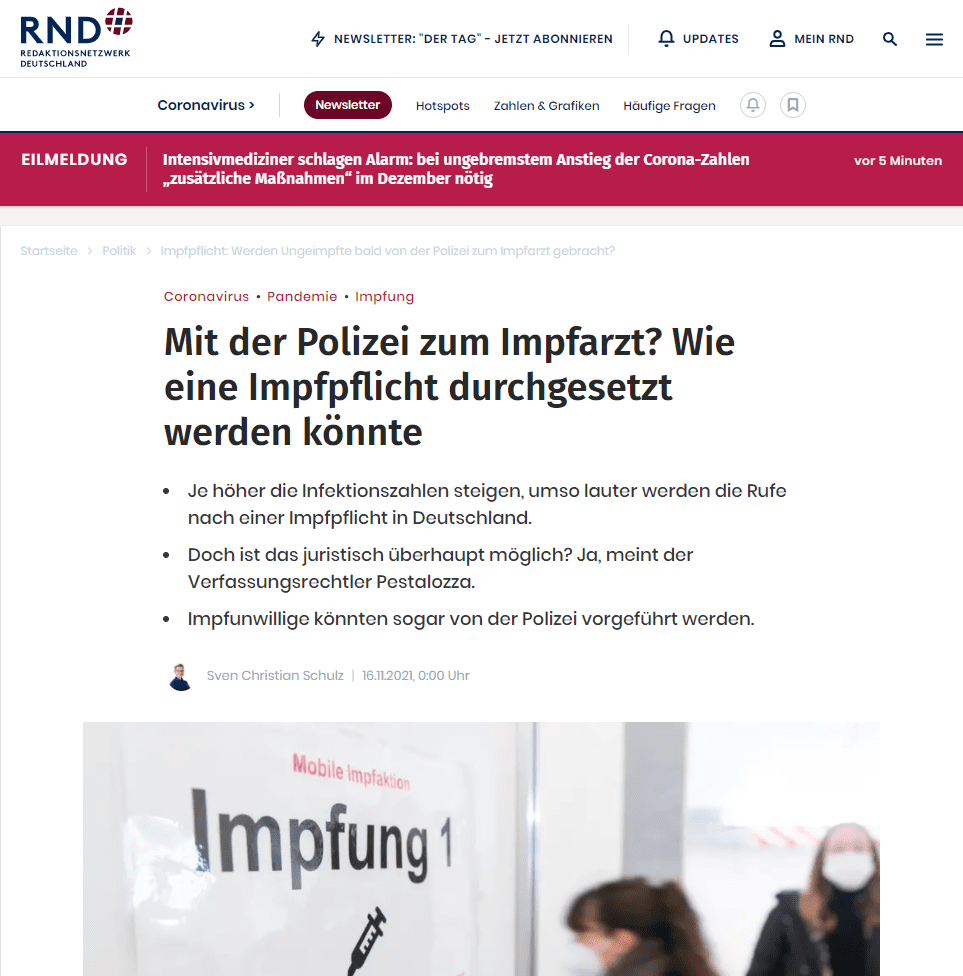 Auch Grünen-Fraktionschefin Katrin Göring-Eckardt sagte: „Wir werden eine Impfpflicht brauchen für Einrichtungen, bei Pflegeheimen, bei Kindertagesstätten et cetera. Wir werden das auf den Weg bringen.“ Allerdings ist hier noch nichts entschieden. SPD, Grüne und FDP wollen in ihren Koalitionsverhandlungen darüber erst noch beraten.
Impfpflicht in bestimmten Fällen zwingend notwendig
Die Gewerkschaft Erziehung und Wissenschaft (GEW) lehnte im Gespräch mit dem RedaktionsNetzwerk Deutschland (RND) eine Impfpflicht für bestimmte Berufsgruppen erneut ab. „Der Weg aus der Pandemie führt nur über eine hohe Impfquote in der gesamten Bevölkerung“, sagte die Vorsitzende Maike Finnern. Eine generelle Impfpflicht für die Gesamtbevölkerung gibt es in Deutschland derzeit nicht, außer für die Masernimpfung bei bestimmten Altersgruppen.
Doch rein rechtlich sei eine Impfpflicht in bestimmten Fällen sogar zwingend notwendig, meint der Verfassungsrechtler Christian Pestalozza. „Wenn die kleinen Hilfsmaßnahmen zur Bekämpfung der Pandemie nicht ausreichen, ist die Politik sogar verfassungsrechtlich zu strengeren Maßnahmen wie der Impfpflicht verpflichtet“, sagte er dem RND und verweist auf das Grundrecht auf Gesundheit.
Sollte im ersten Schritt eine Impfpflicht für bestimmte Berufsgruppen nicht den gewünschten Effekt bringen, könne sie auf die allgemeine Bevölkerung ausgeweitet werden. Rund 15 Millionen Ungeimpfte würde dies in Deutschland betreffen.
Sanktionen gegen Impfunwillige: Zwangsvorführung durch Polizei
Doch wann die Politik zur Impfpflicht als letztem Mittel greifen kann, ist bisher nicht festgelegt. Pestalozza fordert daher gesetzlich festgelegte Kriterien auf medizinischer Grundlage, sodass für alle Bürgerinnen und Bürger nachvollziehbar sei, wann eine Impfpflicht eingeführt werde. „Die Bevölkerung muss wissen, was wann auf sie zukommt.“ Zwar könne ein solches Gesetz wohl vor dem Bundesverfassungsgericht landen. „Aber die Politik darf nicht aus Sorge vor dem Verfassungsgericht die Hände in den Schoß legen“, mahnt Pestalozza.
Der Jurist Jochen Rozek von der Uni Leipzig erklärt, dass eine Impfpflicht vom Gesundheitsministerium oder den Landesregierungen angeordnet werden kann. Das Beispiel Masern-Impfung zeigt, dass ein Verstoß zum Beispiel mit bis zu 2500 Euro Bußgeld geahndet werden könne, sagte er der „Leipziger Volkszeitung“ (LVZ). Bei wiederholten Verstößen sogar bis zu 25.000 Euro.
2G-Regeln reichen laut Hajo Zeeb vom Leibniz-Institut für Präventionsforschung und Epidemiologie gegen die vierte Welle nicht mehr aus. Viel mehr Impfungen seien nötig. „Aus epidemiologischer Sicht wäre eine Impfpflicht der richtige Weg“, sagte er dem RND. Aber es sei schwierig, die Verweigerer zu sanktionieren, und eine allgemeine Impfpflicht daher problematisch. Leichter sei eine berufsbezogene Impfpflicht, bei der ein Arbeitgeber Ungeimpfte an anderen Stellen einsetzt.
Sanktionen hält Jurist Pestalozza aber für möglich, etwa Bußgelder und bei wiederholten Verstößen auch hohe Zwangsgelder. Als letzter Schritt müsse auch eine Zwangsvollstreckung erwägt werden. „Das bedeutet, dass jemand durch die Polizei dem Impfarzt vorgeführt wird“, sagt Pestalozza. In einer Demokratie sollte es aber nicht so weit kommen. Auch Rozek von der Uni Leipzig hält eine Zwangsvorführung für „unverhältnismäßig“.
