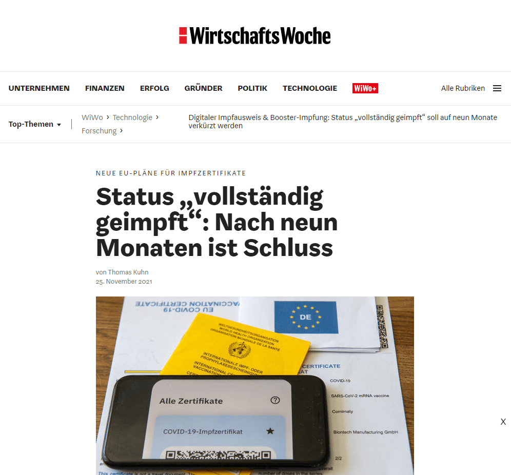 Als „vollständig geimpft“ sollen nach den neuen Plänen künftig nur noch Menschen gelten, die – zusätzlich zu den bisherigen Impfdosen – noch eine weitere Auffrischungsimpfung erhalten haben. Über die Pläne der Kommission wird kurzfristig der Ministerrat beraten, das Gremium der Regierungschefs der EU-Mitgliedsländer. Sofern dieser den Vorschlag akzeptiert, soll die Neuregelung spätestens zum 10. Januar 2022 wirksam werden. Bisher haben EU-Länder rund 650 Millionen Impfzertifikate ausgestellt.

„Wir berücksichtigen mit dem Vorschlag einerseits neue wissenschaftliche Erkenntnisse“, so der belgische EU-Kommissar bei der Vorstellung der Pläne. „Gleichzeitig wollen wir den EU-Staaten aber auch die Möglichkeit geben, ihren Bürgerinnen und Bürgern durch kurzfristige Booster-Kampagnen die volle Reisefreiheit zu sichern.“ Bisher garantiert eine vollständige Impfung mit ein oder zwei Impfdosen, je nach Vakzin, dass EU-Bürger innerhalb der Union reisen können – ohne Quarantäne oder Testpflicht. 

Beim Beschluss der EU-Staaten im März 2021, die sogenannten Digital Green Certificates einzuführen, war zunächst eine Gültigkeit der Zertifikate von zwölf Monaten vorgesehen – allerdings verbunden mit der Option, diesen Zeitraum im Lichte neuer wissenschaftlicher Erkenntnisse zu verkürzen oder zu verlängern. 

Ohne Booster-Impfung drohen wieder Tests und Quarantäne
Laut dem Vorschlag der Kommission würden nun auch heute als vollständig geimpft geltende EU-Bürger ohne Booster neun Monate nach ihrem letzten Impftermin wieder als ungeimpft gelten. Sie müssten sich dann bei Reisen in andere EU-Staaten erneut testen lassen oder sogar nach Grenzübertritten wieder in Quarantäne begeben. Umgekehrt sollen Zertifikate von Reisenden mit Booster zunächst unbeschränkt gültig bleiben.

„Wir wissen um die nachlassende Wirkung der Impfungen auch schon nach sechs Monaten“, so Rynders in Brüssel, „wir verstehen den Vorschlag für die Gültigkeit der Zertifikate daher als eine Art 6+3-Monats-Regelung – verbunden mit der dingenden Empfehlung an alle Menschen, sich möglichst rasch eine Boosterimpfung zu holen.“ Allerdings seien die entsprechenden Impfkampagnen noch nicht in allen Mitgliedsstaaten angelaufen, sodass die vorgeschlagene Übergangsfrist ein Kompromiss zwischen dem Wünschenswerten und dem Machbaren sei.

Noch offen ist, wie die Verkürzung der Laufzeit, sofern sie vom Ministerrat beschlossen wird, in den Apps technisch umgesetzt wird. Derzeit lassen sich die Impfzertifikate etwa in Deutschland unter anderem in der CovPass- und der Corona-Warn-App digital hinterlegen. Die Frist, innerhalb derer ein solches Zertifikat beim Aufruf als gültig  angezeigt wird, lässt sich nachträglich per Update anpassen. Theoretisch ließe sich auch die Gültigkeit der Zertifizierschlüssel auf dem CovPass-Server verkürzen, mit deren Hilfe die digitalen Impfzertifikate der  Menschen bei der Ausstellung signiert wurden. 