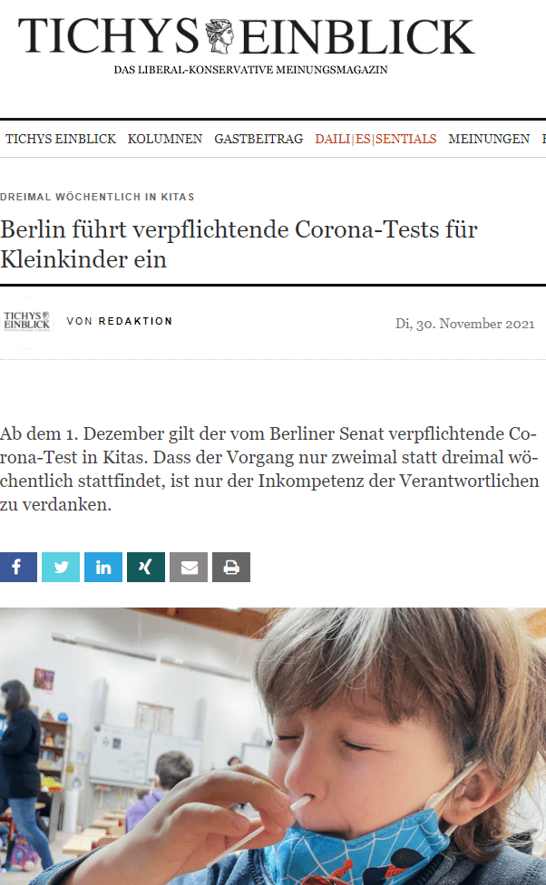 Die Bildungssenatorin Sandra Scheeres (SPD) hatte zuvor monatelang Widerstand gegen eine Testpflicht geleistet. Druck kam vom Hygienebeirat und dem RKI, die eine Kita-Testpflicht beschworen. Kinder im Alter zwischen 5 und 14 Jahren seien am stärksten von Corona-Infektionen betroffen, hieß es. Auch der Landeselternausschuss Kita (LEAK) forderte eine flächendeckende Pflicht: „Wir müssen die Kinder besser schützen. Es gibt die Werkzeuge dafür und wir sollten diese auch nutzen. Testen ist das Einzige, was man tun kann“, sagt die stellvertretende Vorsitzende, Anja Kettgen-Hahn. Dies sei unumgänglich, weil es keine Impfungen für Minderjährige unter zwölf Jahren gebe. Der Ausschuss begrüßte die Entscheidung des Senats ausdrücklich.

Eigentlich wollte Berlin bereits eine wöchentlich dreimalige Testpflicht für Kitakinder einführen. Dabei sollte der sogenannte „Lolli-Test“ zum Einsatz kommen. Ein Engpass bei dieser Testsorte sorgte jedoch dafür, dass der Berliner Senat erst „voraussichtlich ab Mitte Januar“ mit einem flächendeckenden Einsatz rechnet. „Diese ermöglichen eine kindgerechtere Anwendung. Mit der Bereitstellung dieser Tests ist auch die Einführung einer Testpflicht für die Kita-Kinder dreimal pro Woche vorgesehen“, schreibt das Land Berlin in einer Mitteilung an die Eltern. Im Gegenzug garantiert Berlin den Regelbetrieb seiner Kitas. Die Erklärung ist dabei formeller Art: Denn aufgrund positiver Corona-Tests in Berliner Einrichtungen laufen bereits einige Kitas aufgrund von Personalmangel de facto im Notbetrieb.

In Berlin werden fast 170.000 Kinder in rund 2.700 Kitas betreut. Ab dem vollendeten ersten Jahr hat ein Kind in Berlin Anspruch auf einen Kita-Platz. Das Stäbchen in der Nase wird für sie damit zum frühkindlichen Ritual. Gemeinsames Singen in Innenräumen steht dagegen unter dem Vorbehalt des „Musterhygieneplans“ für Kitas vom 22. Juni 2021 und ist nur unter Vorgaben durch das „Hygienekonzept Kultur“ der zuständigen Senatsverwaltung gestattet.