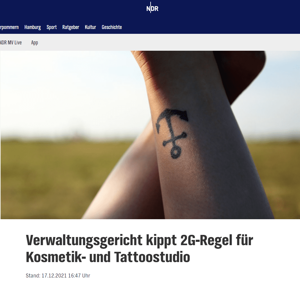 Ein Kosmetik- und ein Tattoostudio haben mit ihren Klagen gegen die Corona-Landesverordnung Erfolg gehabt. Das Verwaltungsgericht Schwerin stellte sie mit Friseur-Betrieben gleich.

Das Verwaltungsgericht Schwerin hat in zwei getrennten Entscheidungen einem Kosmetikstudio und einem Tattoostudio mit ihren Klagen gegen die Corona-Landesverordnung Recht gegeben. Darin hatten sie sich gegen die angeordneten 2G- und 2G-Plus-Regeln gewandt. Damit sei es den Studios erlaubt, ihre Geschäfte unter 3G-Bedingungen mit Hygienemaßnahmen zu öffnen, teilte das Gericht am Freitag mit. Nur Gesichtsbehandlungen seien - mit Blick auf die Pflicht zum Tragen einer qualifizierten Mund-Nasen-Bedeckung - nicht zulässig.

Gleichbehandlungsgrundsatz verletzt
Laut Verwaltungsgericht sind die Auflagen für die beiden Studios mit höherrangigem Recht unvereinbar. Der Gleichbehandlungsgrundsatz sei verletzt, da zum Beispiel Friseure unter 3G-Bedingungen öffnen dürften. Diese ungleiche Behandlung sei durch keinen sachlichen Grund gerechtfertigt. Überdies seien die 2G-Regel und die 2G-Plus-Regel auch unverhältnismäßig, weil der vollständige Ausschluss von Ungeimpften nicht erforderlich sei. Bei körpernahen Dienstleistungen handele es sich typischerweise um eine 1:1-Betreuung, so das Gericht. Da sowohl das Personal als auch die Kunden eine qualifizierten Mund-Nasen-Bedeckung tragen müssen, könne durch einen Corona-Test das Infektionsrisiko wesentlich verringert werden. Die Entscheidungen des Gerichts sind noch nicht rechtskräftig.