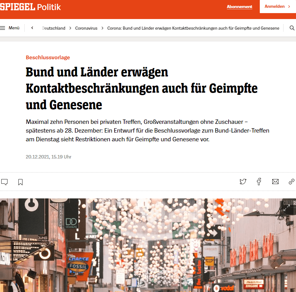 Bund und Länder wollen am Dienstag über weitere Maßnahmen sprechen – und schon jetzt zeichnet sich ab, dass nach Weihnachten Verschärfungen anstehen dürften. Das geht aus einem Entwurf für die Beschlussvorlage zu dem Treffen hervor, die dem SPIEGEL vorliegt.

Das Dokument ist auf Montag, 15.45 Uhr, datiert. Damit spiegelt es den Diskussionsstand nach einem Treffen der Chefs der Staatskanzleien wider. Im Vergleich zu einer früheren Version gibt es Veränderungen vor allem an zwei Punkten: Es ist offenbar nicht mehr strittig, dass spätestens ab 28. Dezember Klubs und Diskotheken in Innenräumen geschlossen und Tanzveranstaltungen verboten werden sollen. Zudem besteht zwischen den Chefs der Staatskanzleien offenbar Einigkeit, dass überregionale Großveranstaltungen, etwa in Sport oder Kultur, spätestens ab dem 28. Dezember ohne Zuschauer stattfinden sollen.

Es ist allerdings immer noch möglich, dass die Beschlussvorlage vor Beginn des Treffens am Dienstag noch weiter verändert oder ergänzt wird. Dies kam bei früheren Bund-Länder-Runden mehrmals vor. Beim vergangenen Treffen Anfang Dezember war sogar noch während des Treffens ein Böllerverbot zu Silvester auf die Agenda genommen und beschlossen worden.

Der nun bekannte Entwurf für die Beschlussvorlage, der die Beratungen der Staatskanzlei-Chefs abbildet, sieht damit nun insgesamt folgende Maßnahmen vor:

Wegen der Omikron-Variante sind Beschränkungen für Geimpfte und Genesene geplant: Spätestens ab 28. Dezember sollen sich maximal zehn Personen privat treffen dürfen – im Innen- wie Außenbereich. Kinder bis 14 Jahre sollen nicht mitgezählt werden. »Insbesondere Silvesterfeiern mit einer großen Anzahl von Personen sind in der gegenwärtigen Lage nicht zu verantworten«, heißt es in dem Dokument.
Sobald eine ungeimpfte Person teilnimmt, gelten die Kontaktbeschränkungen für Ungeimpfte: Dann sind Treffen wie bislang auf den eigenen Haushalt und maximal zwei weitere Personen eines weiteren Haushaltes erlaubt. Die genaue Ausgestaltung dieser Regelung ist aber offenbar noch umstritten.
Klubs und Diskotheken in Innenräumen sollen spätestens ab dem 28. Dezember geschlossen werden – bei diesem Punkt hatte es zuvor noch Diskussionsbedarf gegeben.
Überregionale Großveranstaltungen – etwa im Sport- oder Kulturbereich – sollen spätestens ab dem 28. Dezember ohne Zuschauer stattfinden. Im ersten Entwurf zur Beschlussvorlage waren noch Kapazitäts- und Publikumsobergrenzen enthalten gewesen.
Betreiber kritischer Infrastrukturen sollen ihre Pandemiepläne überprüfen und gewährleisten, dass diese auch kurzfristig aktiviert werden können.

In dem Entwurf ist erneut der Appell enthalten, sich impfen zu lassen oder bei vorhandener Grundimmunisierung eine Auffrischungsimpfung zu holen. Es wird dazu aufgerufen, die Impfkampagne auch über die Feiertage fortzuführen – daran sollten sich alle Leistungserbringer wie Ärztinnen und Ärzte oder Apotheken beteiligen. Bund und Länder rufen in dem Entwurf zudem dazu auf, rasch Angebote für Kinderimpfungen für Fünf- bis Elfjährige wahrzunehmen.
Es wird appelliert, die Zahl der Kontakte bei Familienfeiern über Weihnachten zu begrenzen und »die Weihnachtsfeiertage verantwortungsbewusst zu begehen«. Zudem wird dazu aufgerufen, sich vor derartigen und anderen Treffen mit Personen außerhalb des eigenen Haushaltes zu testen.
Bund und Länder erinnern an das An- und Versammlungsverbot an Silvester und Neujahr, ebenso an das Feuerwerksverbot an diesen Tagen. Der Verkauf von Pyrotechnik vor Silvester ist generell verboten. »Vom Zünden von Silvesterfeuerwerk wird generell dringend abgeraten, auch vor dem Hintergrund der hohen Verletzungsgefahr und der bereits enormen Belastung des Gesundheitssystems«, heißt es in dem Dokument.
Die 2G- oder 2G-plus-Regel gilt für Kultur- und Freizeiteinrichtungen wie Theater, Kinos oder Gaststätten weiterhin, ebenso im Einzelhandel. Ausgenommen sind Geschäfte des täglichen Bedarfs.