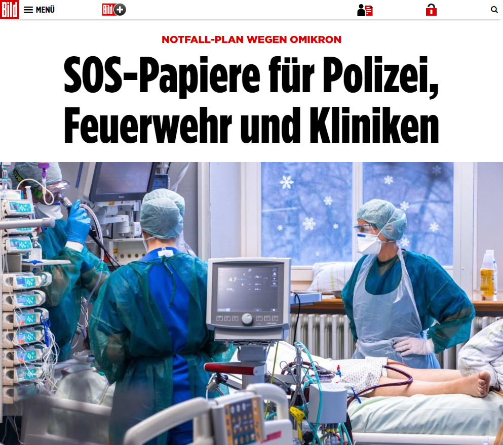 „Daher sind spätestens ab dem 28. Dezember 2021 private Zusammenkünfte von Geimpften und Genesenen nur noch mit maximal 10 Personen erlaubt“, heißt es in dem 6-seitigen Dokument (Ausnahme: Kinder unter 14 Jahre). Ist ein Ungeimpfter dabei, gilt: ein Haushalt plus max. 2 Ungeimpfte.

Der Expertenrat der Bundesregierung schlug schon Sonntagabend Alarm: „Sollte sich die Ausbreitung der Omikron-Variante in Deutschland so fortsetzen, wäre ein relevanter Teil der Bevölkerung zeitgleich erkrankt und/oder in Quarantäne.“ Der Expertenrat fürchtet, dass „das Gesundheitssystem und die gesamte kritische Infrastruktur unseres Landes extrem belastet“ würden.

Seit Montag tagen Fachleute der Bundesregierung aus Gesundheits-, Innen-, Wirtschafts-, Verkehrs- und Verteidigungsministerium mit den Vertretern des Kanzleramts und der Länder. Ziel: Die Schäden einer neuen Virus-Eskalation eindämmen.

Grundproblem, so ein Krisenstab-Mitglied: „Zu jedem Corona-Fall, der in Quarantäne sitzt, fällt im Schnitt ein weiteres Familienmitglied für den Arbeitsmarkt aus.“

Bedeutet: AKUTER Arbeitskräftemangel in ALLEN Bereichen, selbst ohne schwere Erkrankungen.

Ziel: Grundversorgung aufrechterhalten
Experten der Bundesregierung rechnen mit Infektions- und Quarantäne-Zahlen, „die exorbitant über dem liegen, was wir seit Beginn von Corona gesehen haben“.

Um in diesem Fall wenigstens die Grundversorgung der Deutschen aufrechtzuerhalten, braucht es Notpläne. Nach BILD-Informationen sind die Bundesländer aufgefordert worden, ihre „Pandemie-Pläne“ zu aktivieren.

NRW-Innenminister Herbert Reul (69, CDU) zu BILD: „Mehrstufige Notfallpläne haben wir in der Schublade.“

Versorgungspläne, neue Schichten und „Kaskaden-System“

Nach BILD-Informationen aktivieren schon am Dienstag einige Länder die erste von drei Notfallstufen:

► Kliniken und Rettungsdienste sollen gemeinsame Versorgungspläne abstimmen, Zusammenlegungen planen.

► Polizei/Feuerwehren sollen ab Januar ihre Schichten in Kohorten einteilen. Heißt: Bestimmte Gruppen haben stets gemeinsam Dienst, dann können sie sich nicht gruppenübergreifend anstecken.

► In allen Bereichen der kritischen Infrastruktur soll ein „Kaskaden-System“ greifen: Für alle wesentlichen Funktionen sollen von oben nach unten Stellvertreter- und Ausfallregeln getroffen werden. Überall muss klar sein: Wer vertritt wen? Welches Amt springt ein, wenn eines ganz ausfällt?

► Lok- und Busfahrer müssen auf Not-Fahrpläne zurückgreifen („Personalsondereinsatzpläne“).