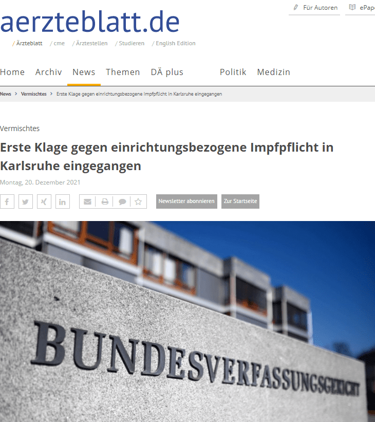 Die Impfpflicht gilt für Beschäftigte in Einrichtungen wie Kliniken, Pflegeheimen und Arztpraxen und war am 10. Dezember von Bundestag und Bundesrat beschlossen worden. Sie soll alte und geschwächte Menschen vor einer Ansteckung mit dem Coronavirus schützen, die ein besonders hohes Risiko haben, dass die Krankheit schwer oder sogar tödlich verläuft.

Betroffene müssen bis 15. März 2022 nachweisen, dass sie voll geimpft oder kürzlich genesen sind - oder aber eine Arzt-Bescheinigung vorlegen, dass sie nicht geimpft werden können. Neue Beschäftigte brauchen den Nachweis ab 16. März von vornherein.

Ein erster Eilantrag einer Einzelperson gegen die 3G-Pflicht in Bussen und Bahnen blieb unterdessen ohne Erfolg, wie der Gerichtssprecher weiter sagte. Die Verfassungsrichter hätten ihn am 13. Dezember ohne Begründung abgewiesen (Az. 1 BvQ 113/21).

Seit dem 24. November müssen Fahrgäste, die nicht geimpft oder genesen sind, einen aktuellen negati­ven Test vorweisen können. Die Regel gilt auch für den Luftverkehr.