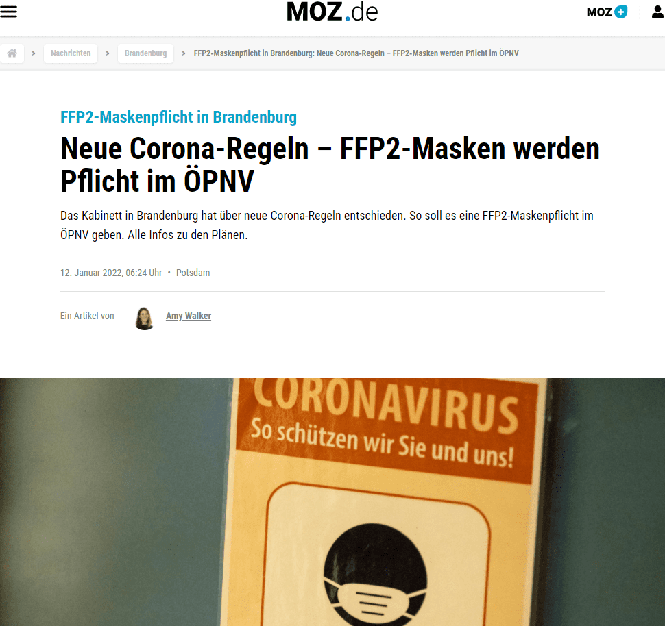 Neben der bundeseinheitlichen 2G-Plus-Regel in der Gastronomie hat die rot-schwarz-grüne Regierung auch über die Einführung einer FFP2-Maskenpflicht beschlossen.
Wo soll künftig in Brandenburg die Pflicht zum Tragen einer FFP2-Maske gelten?
Gibt es Ausnahmen, z.B. für Kinder?
Warum schützt die FFP2-Maske besser als andere Masken?
FFP2-Maskenpflicht in Brandenburg: Das ist geplant
Bei der Kabinettssitzung ist die FFP2-Maskenpflicht beschlossen worden. Diese Pflicht soll künftig im ÖPNV gelten. In einer zuvor bekanntgewordenen Mitteilung waren auch die folgenden Bereiche im Gespräch gewesen:
Im Einzelhandel
Bei Kulturveranstaltungen: Konzerte, Theatervorstellungen & Co.
Sie tauchen in der Mitteilung der Landesregierung nach der Kabinettssitzung nicht mehr auf.
FFP2-Maskenpflicht gilt auch in anderen Bundesländern
Auch in anderen Bundesländern gibt es die FFP2-Maskenpflicht schon. Im Nachbarland Sachsen muss eine solche Maske seit Ende Dezember beim Einkaufen und in Bus und Bahn getragen werden. Alle Infos dazu gibt es hier.
In Sachsen gibt es eine Ausnahme für Kinder und Jugendliche. Ob ähnliche Pläne in Brandenburg vorgesehen sind, war zunächst nicht klar. Es gilt aber als wahrscheinlich, dass Kinder keine FFP2-Masken tragen müssen, da sie oft nicht geeignet sind.
FFP2-Masken: Warum schützen die Masken besser?
Seit dem Frühjahr 2020 gehören Masken zu den unverzichtbaren Instrumenten im Kampf gegen die Pandemie und sind vielerorts Pflicht. Nach und nach lösten medizinische und hochfiltrierende Masken den Mund-Nasen-Schutz aus Stoff ab. Vor allem angesichts der extrem ansteckenden Omikron-Variante raten viele Wissenschaftler nun dazu, in Innenräumen FFP2-Masken zu tragen.

Aber warum sollen diese Masken besser schützen? Dazu ist es zunächst hilfreich zu verstehen, was FFP überhaupt bedeutet: FFP ist eine Abkürzung für die englische Bezeichnung „Filtering Face Piece“. Im Deutschen bedeutet das so viel wie „filetierende Gesichtsmaske“. Hier spricht man daher von partikelfiltrierenden Halbmasken, oft hört man auch den Begriff „Staubmasken“. FFP-Masken haben manchmal auch ein Ausatemventil.
Es gibt drei Sorten von FFP-Masken, die alle geprüft müssen, bevor sie auf den Markt dürfen. Geprüfte Masken haben ein CE-Kennzeichen. Dabei geht es darum zu testen, wie viel Prozent der Aerosole in der Testsituation gefiltert werden (sog. „Testaerosole“). Das sind die Unterschiede:
FFP1-Masken müssen mindestens 80 Prozent der Testaerosole filtern
FFP2-Masken mindestens 94 Prozent filtern
FFP3-Masken müssen 99 Prozent filtern
Die Schutzwirkung einer medizinischen Mund-Nasen-Bedeckung kann nur dann ausgenutzt werden, wenn die Maske über den gesamten Rand dicht dem Gesicht anliegt.
Darum sind diese Masken also besser als OP-Masken: Die FFP-Masken schützen nicht nur vor Tröpfchen (wie OP-Masken es tun), sondern auch sehr gut vor Aerosolen. Das Corona-Virus verbreitet sich stark über die Luft, daher ist der Schutz vor Aerosolen von hoher Bedeutung. Zudem dienen FFP-Masken nicht nur dem Fremdschutz, sondern können auch einen selbst schützen.
Neue Corona-Regeln in Brandenburg: Das sagt MP Woidke
Ministerpräsident Dietmar Woidke sagte zu der Entscheidung: „Omikron breitet sich schnell aus. Hoffnung gibt, dass die Krankheitsverläufe bisher zumeist milder verlaufen als bei früheren Vari-anten. Da wir in Brandenburg bereits viele Maßnahmen rechtzeitig beschlossen ha-ben, mussten wir jetzt nur punktuell nachsteuern. Es bleibt dabei: Impfen ist der beste Schutz. Bereits eine erste Impfung bietet zumindest einen gewissen Schutz vor stärkeren Erkrankungen. Eine „Booster“-Impfung bietet nicht nur einen sehr guten Schutz, sondern sorgt auch für weniger Einschränkungen. Deshalb meine erneute Bitte: Gehen Sie zum Impfen. Inzwischen gibt es fast überall zahlreiche Angebote.“